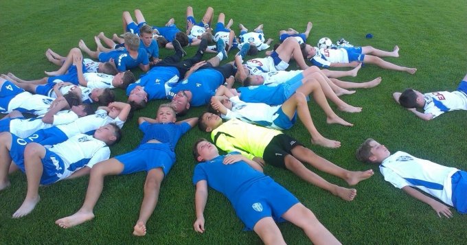 Není to jen o fotbale. Důležitá je také fyzická kondice a příprava těla na tuto fyzickou zátěž. Proto se budou v areálu FC Zličín konat každé pondělí kondiční tréninky zaměřené na posilování a zpevnění těla.