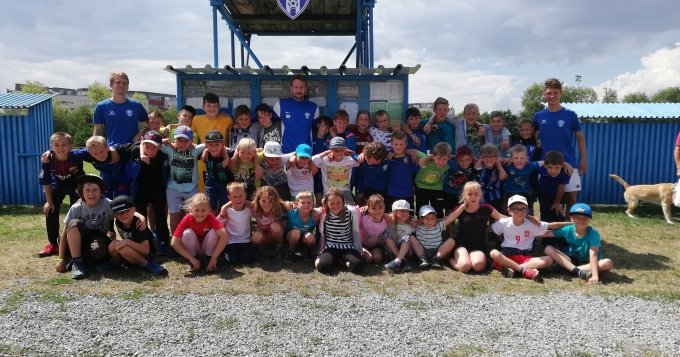 Historicky první příměstský kemp zaměřený na sportovní a fotbalové dovednosti je za námi. V areálu klubu trénovalo během tří týdnů přes 100 dětí.