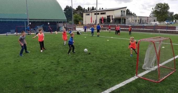 V areálu fotbalového klubu FC Zličín se uskuteční již potřetí příměstské kempy pro děti ve věku od 4 do 16 let. Celodenní program bude zaměřen na sportovní dovednosti, hrát se budou převážně míčové hry, při kterých bude dominovat fotbalový trénink. Chybět ale nebude ani cvičení obratnosti a pohybové zdatnosti.