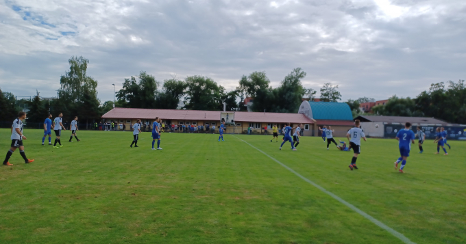 V 1. kole Pražského přeboru mužů jsme v sobotu 6. 8. 2022 zajížděli do Hostivaře, kde proti nám nastoupila domácí černo-bílá jedenáctka.