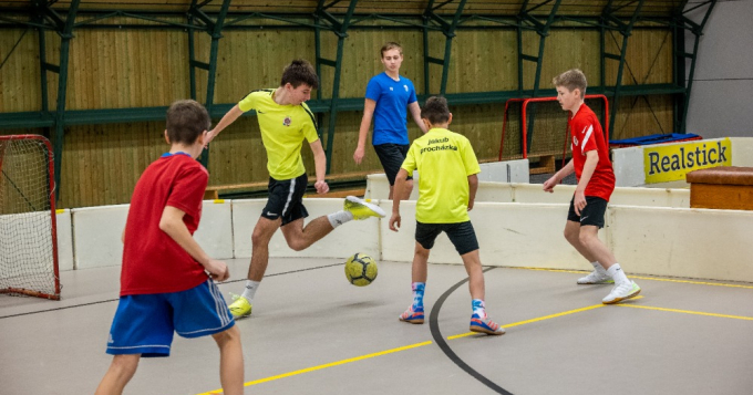 Den před Štědrým dnem, v pátek 23. prosince, uspořádá fotbalový klub FC Zličín ve spolupráci se svým bývalým trenérem Richardem Valouškem tradiční Vánoční fotbalový den. Od 10 hodin se budou moci u zličínské haly scházet zájemci od 0 do 15 let, kteří si budou moci zahrát fotbal, zasportovat a zkusit spoustu pohybových dovedností a soutěží, a to vše pod dohledem zkušených trenérů.