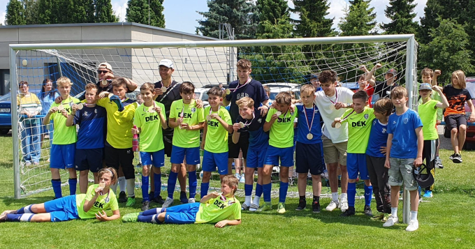 Nedělní odpoledne se Zličínský pažit stal dějištěm oslav postupů v žákovských kategorii.