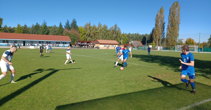 V sobotu 21.10.2023 jsme zajížděli v rámci 12. kola Pražského přeboru mužů na druhý konec Prahy, na hřiště Sokola Kolovraty.