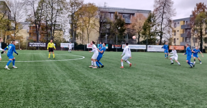 V posledním podzimním kole jsme hostili mužstvo Sokola Královice. Bohužel hosté nechtěli odehrát zápas na travnatém hřišti, které i přes listopadové počasí je v dobré kondici. A tak se muselo hrát na naší ,,umělce“ - škoda pro fotbal…