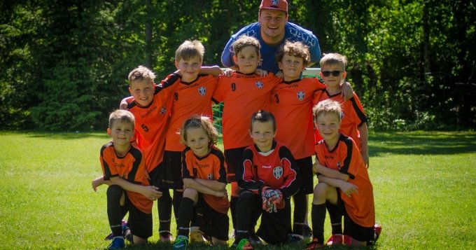 V neděli jsme vyrazili na turnaj do Německa, konkrétně do Weixdorfu. Čekal nás pěkný areál, pro nás trochu netradiční počet hráčů (5+1) a spousta zápasů, proti kvalitním soupeřům.