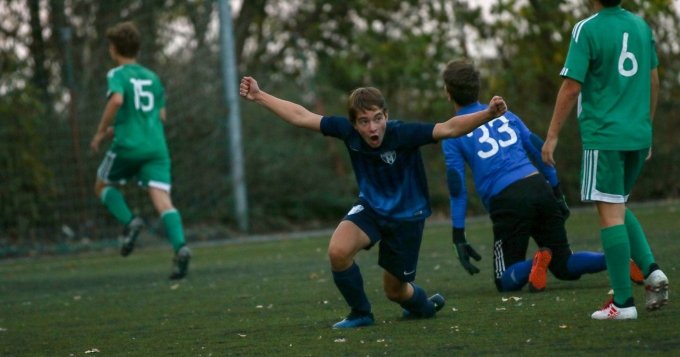 Poctivý výkon a zasloužená odměna v závěru. Pokud bych měl zápas popsat jednou větou, byla by to ta úvodní. To by ale byla škoda. Kluci si za dnešní výkon zaslouží mnohem víc pochvalných slov. Použil jsem je již netypicky o poločase, kdy jimi za jiných okolností šetřím, aby kluci zůstali koncentrovaní. Dnes to ale byla správná volba. Tým si zasloužil pochválit a povzbudit do druhého poločasu. Pojďme ale popořadě.