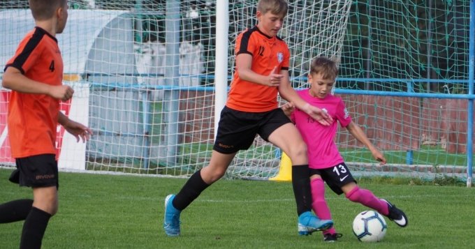 Druhý zápas nás zavál na zbraslavský pažit. A především první poločas nebyl hodný fotbalistů, kteří nosí zličínský dres.