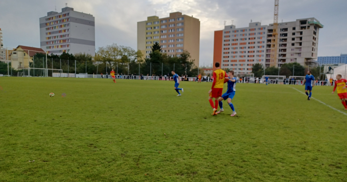 V 10. kole Pražského přeboru mužů jsme v sobotu 8. 10. 2022 zajížděli na Lhotku, kde nás čekal velice silný soupeř – FC Tempo.