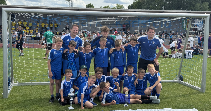 Naše starší přípravka U10 (tedy hráči do 10 let) se o uplynulém víkendu zúčastnila dvoudenního turnaje Bavaria cup v mnichovském Karlsfeldu. A nejen zúčastnila – ukázala, jaký fotbal se učí a hraje u nás na Zličíně.