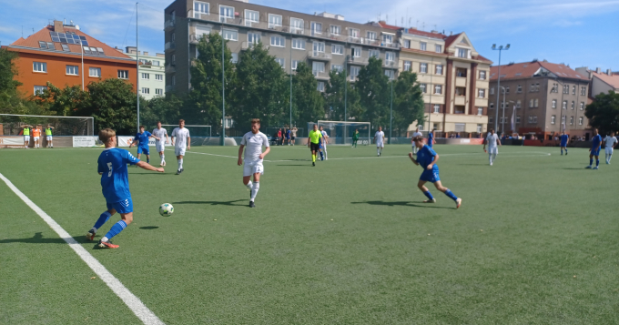 Ve 4. kole soutěžního ročníku 2025-26 VEOLIA PRAŽSKÁ TEPLÁRENSKÁ přebor mužů, jsme v sobotu 30.8.2025 zajížděli na neoblíbenou Vyšehradskou ,,umělku“, kde nás hostil domácí Slavoj.